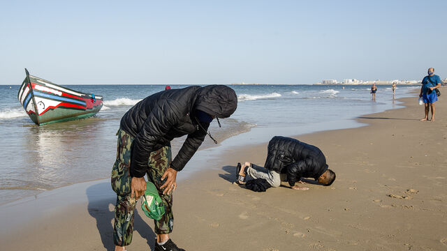 Llegada-patera-inmigrante-playa-Victoria_1499560162_125427587_640x360